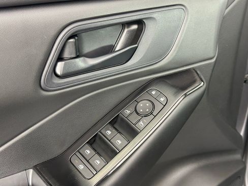 Used 2025 Nissan Rogue S AWD/4WD image 32