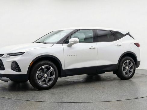 Used 2025 Chevrolet Blazer LT FWD image 3