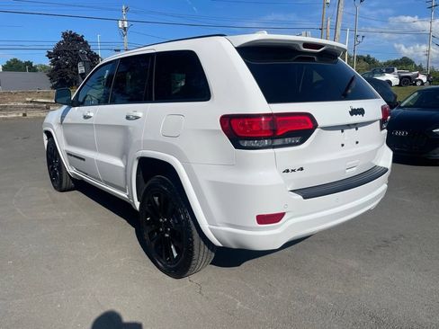 Used 2022 Jeep Grand Cherokee Laredo X AWD/4WD image 3