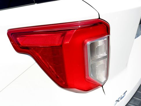 Used 2022 Ford Explorer XLT w/ Equipment Group 202A image 11