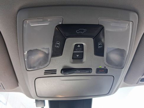Used 2019 Toyota Sienna SE FWD image 30