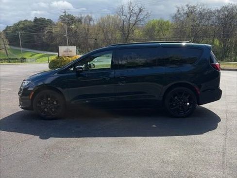 Used 2025 Chrysler Pacifica Limited image 11