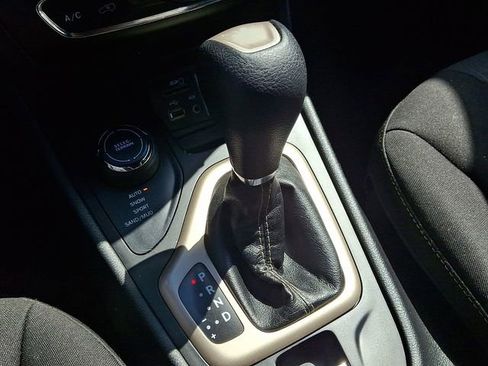 Used 2017 Jeep Cherokee Latitude AWD/4WD image 14