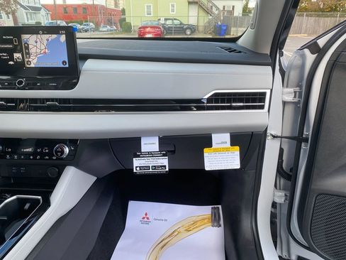 New 2025 Mitsubishi Outlander SE image 28