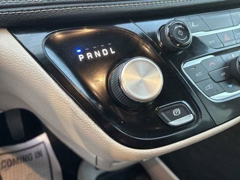 Used 2022 Chrysler Pacifica Touring-L image 21