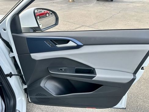 Used 2022 Volkswagen Taos SE image 21