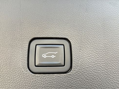 Used 2021 Chevrolet Traverse LT image 24