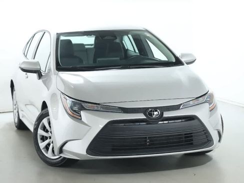 Used 2023 Toyota Corolla LE FWD image 2