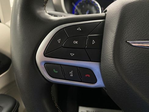 Used 2024 Chrysler Pacifica Touring-L FWD image 16