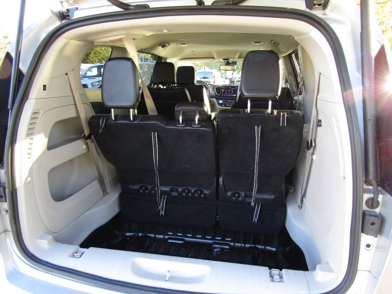 Used 2024 Chrysler Pacifica Touring-L FWD image 22