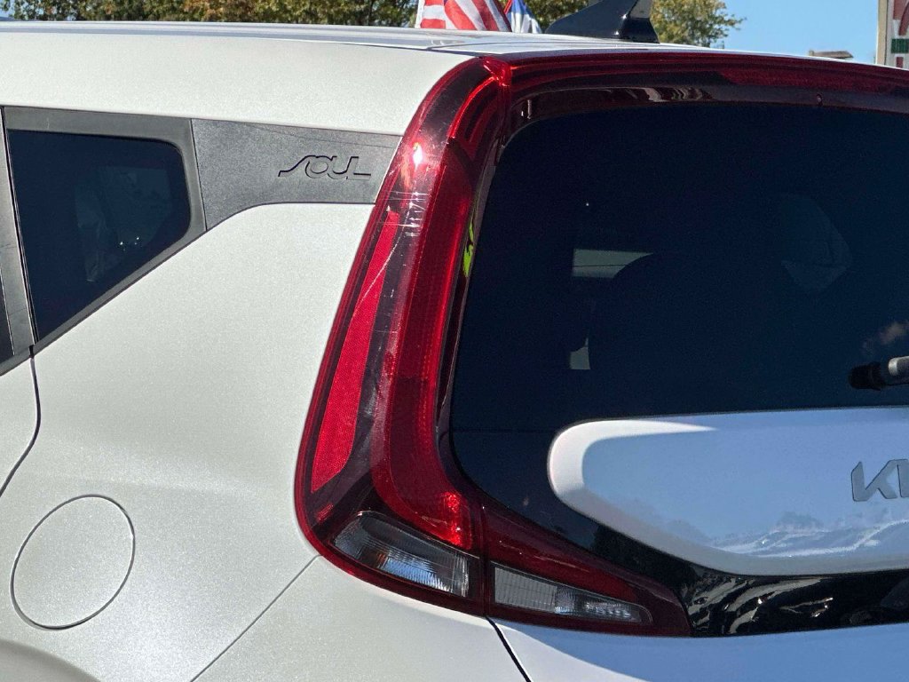 Used 2022 Kia Soul S FWD image 9