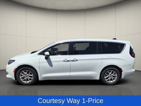 Used 2023 Chrysler Voyager LX FWD image 5