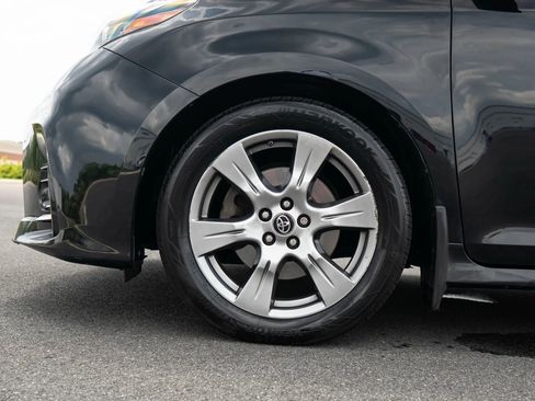 Used 2018 Toyota Sienna SE image 14