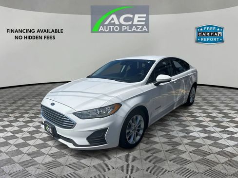 Used 2019 Ford Fusion SE FWD image 2