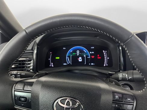 Used 2025 Toyota Camry SE image 11