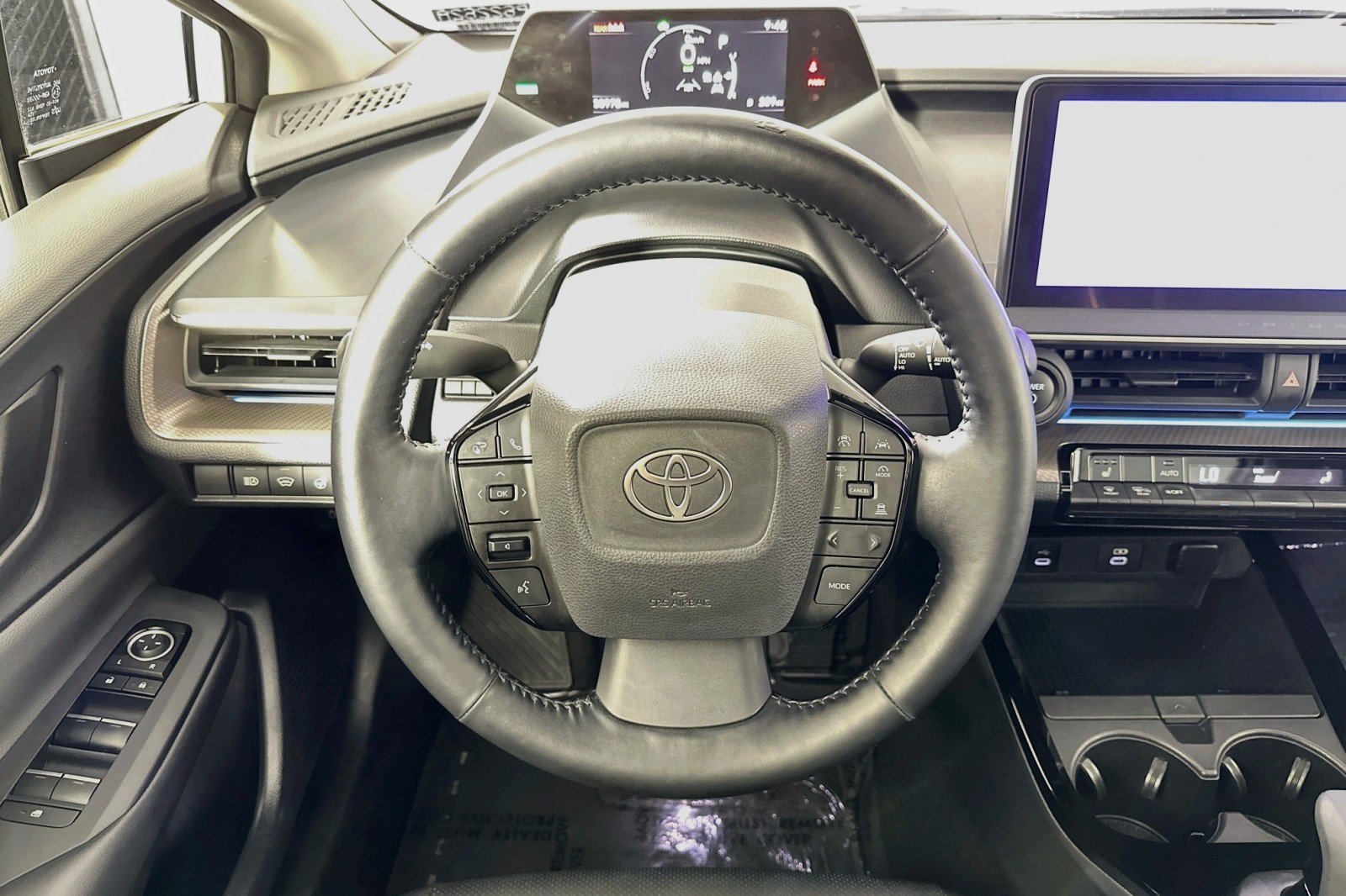 Used 2024 Toyota Prius XLE FWD image 5