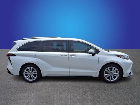 Used 2023 Toyota Sienna Platinum FWD image 4