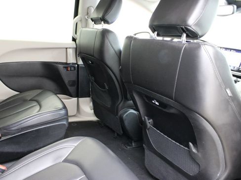 Used 2023 Chrysler Pacifica Touring-L FWD image 22