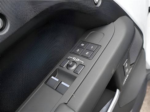 New 2025 Land Rover Defender 90 X-Dynamic SE image 40