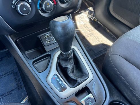 Used 2018 Jeep Cherokee Latitude w/ Altitude Package FWD image 12