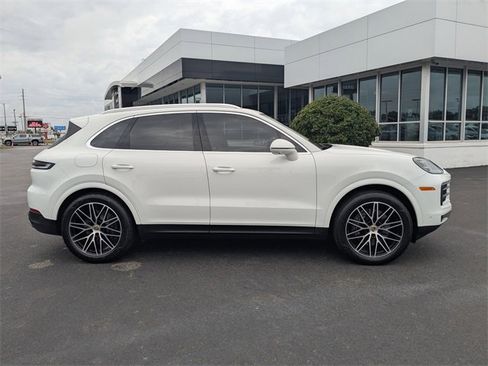 Used 2024 Porsche Cayenne image 3