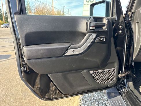 Used 2018 Jeep Wrangler Unlimited Sahara w/ Connectivity Group AWD/4WD image 9