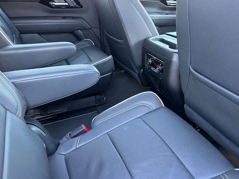 Used 2025 Chevrolet Suburban Premier image 20