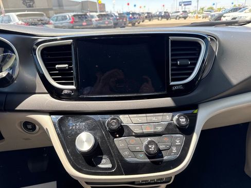 Used 2024 Chrysler Pacifica Touring-L FWD image 31