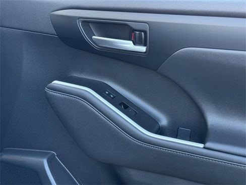 Used 2023 Toyota Highlander XLE image 30