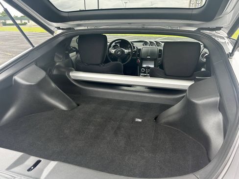 Used 2018 Nissan 370Z Coupe RWD image 9