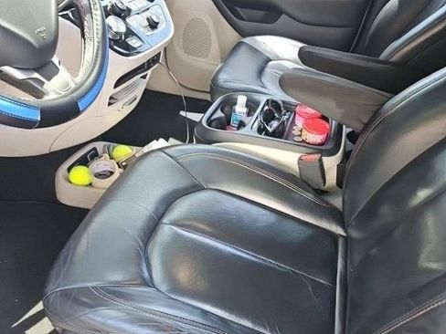 Used 2017 Chrysler Pacifica Touring-L FWD image 3