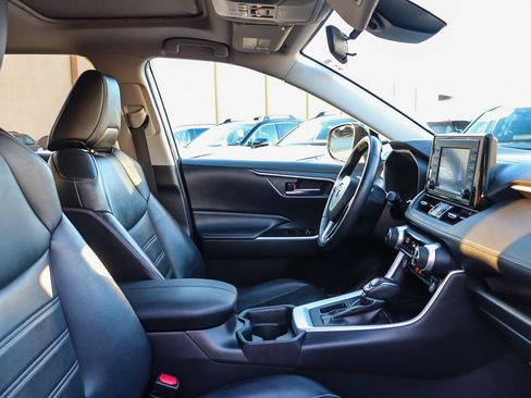 Used 2021 Toyota RAV4 XLE Premium image 17