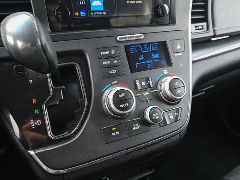 Used 2017 Toyota Sienna SE FWD image 36