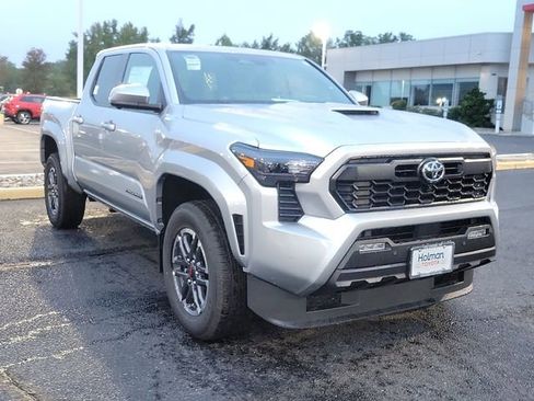 Used 2024 Toyota Tacoma TRD Sport w/ TRD Sport Premium Package AWD/4WD image 2