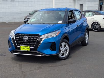 New 2025 Nissan Kicks Play S