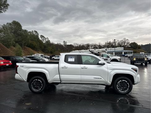 Used 2024 Toyota Tacoma TRD Sport image 4