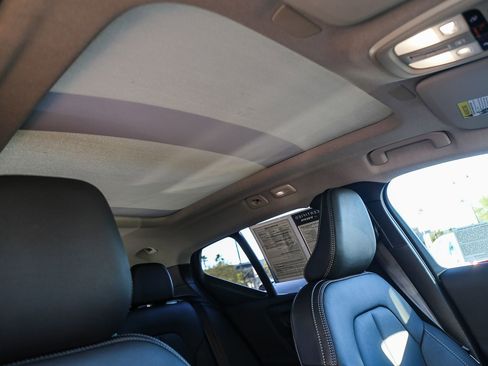 Used 2025 Volvo XC40 B5 Plus image 18