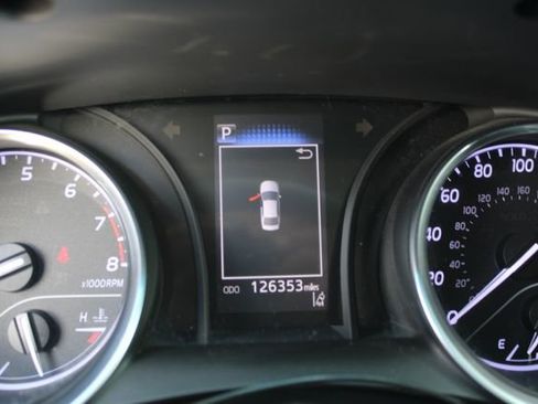 Used 2018 Toyota Camry SE FWD image 19