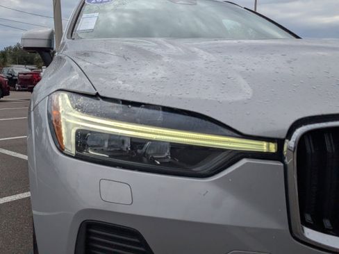 Used 2022 Volvo XC60 B5 Momentum w/ Climate Package image 9