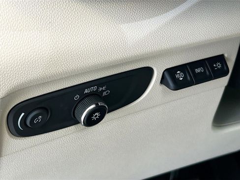 Used 2022 Buick Envision Avenir w/ Technology Package II image 10