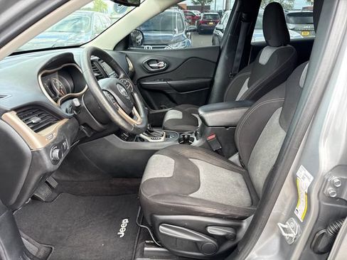 Used 2017 Jeep Cherokee Sport FWD image 15