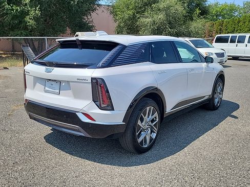 Certified 2025 Cadillac Optiq Luxury 2 w/ LPO, Floor Liner Package AWD/4WD image 7