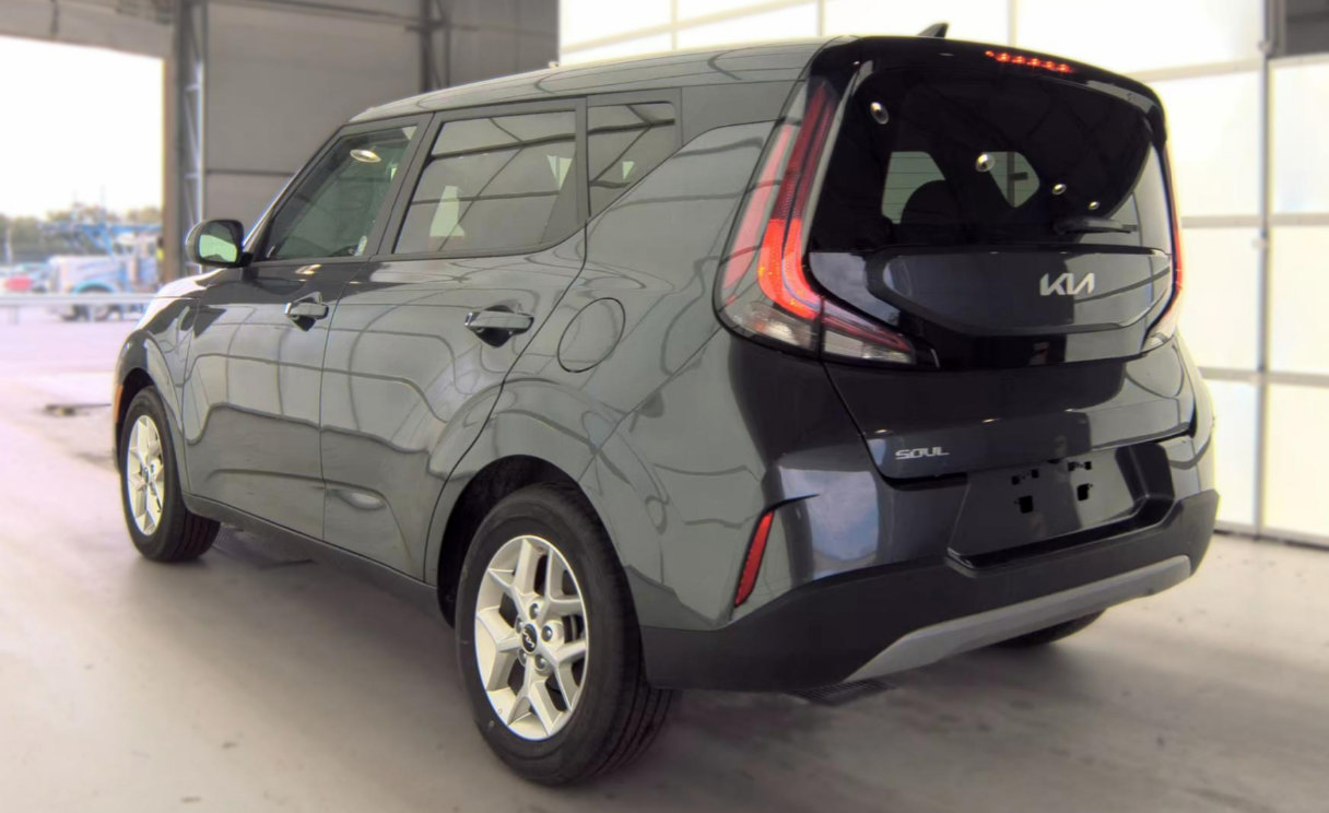 Certified 2025 Kia Soul LX w/ LX Technology Package FWD image 8