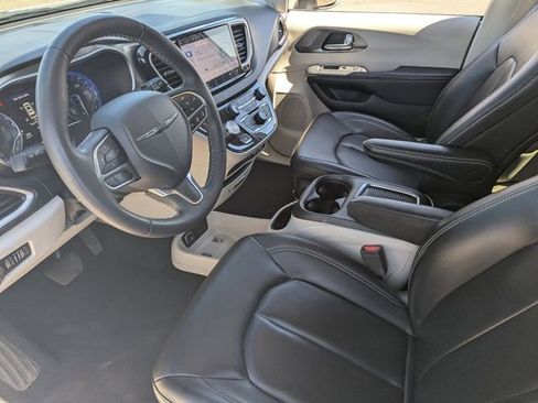 Used 2023 Chrysler Pacifica Touring-L image 21