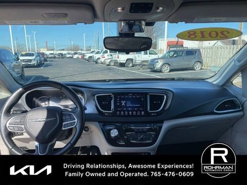 Used 2018 Chrysler Pacifica Touring-L image 10