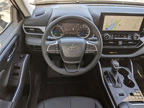 Used 2025 Toyota Highlander XLE image 14