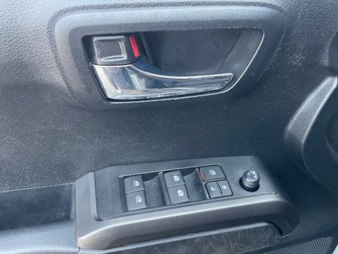 Used 2022 Toyota Tacoma TRD Off-Road image 9