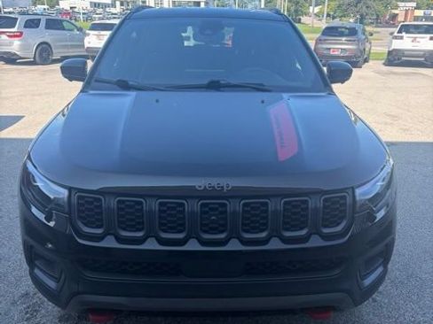 Used 2025 Jeep Compass Trailhawk w/ Trailhawk Elite Group AWD/4WD image 2