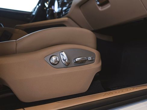 Certified 2026 Porsche Macan AWD/4WD image 35