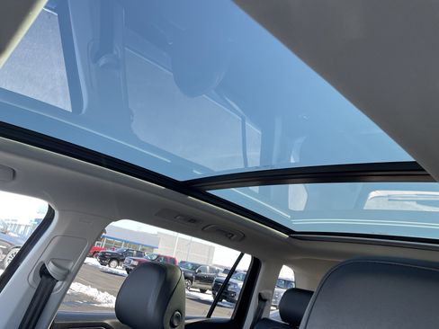 Used 2018 Volkswagen Tiguan SE w/ Panoramic Sunroof Package image 16
